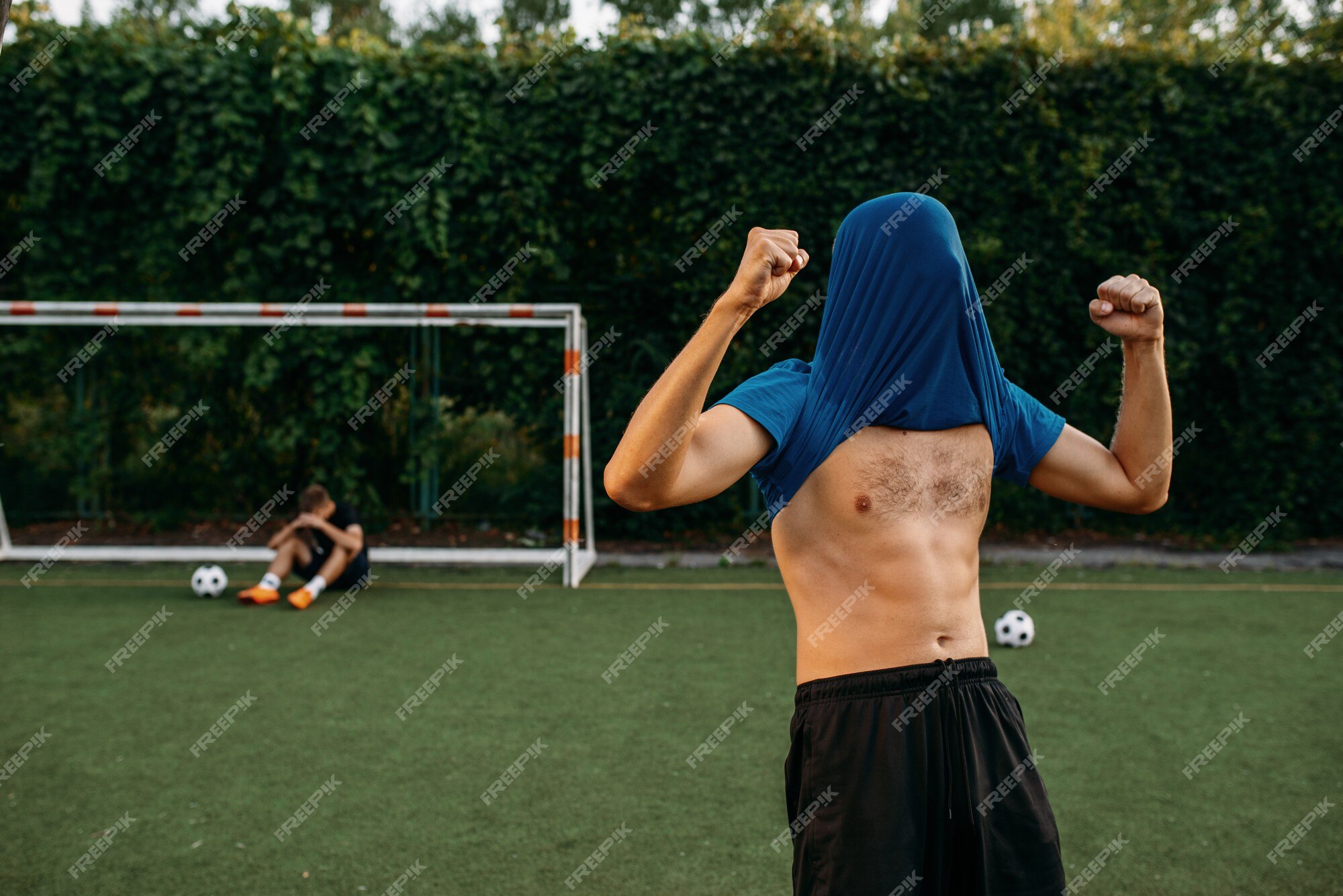 Dois jogadores de futebol masculinos deitado na grama do campo, vista  superior. jogador de futebol no estádio ao ar livre, treino antes do jogo,  treino de futebol