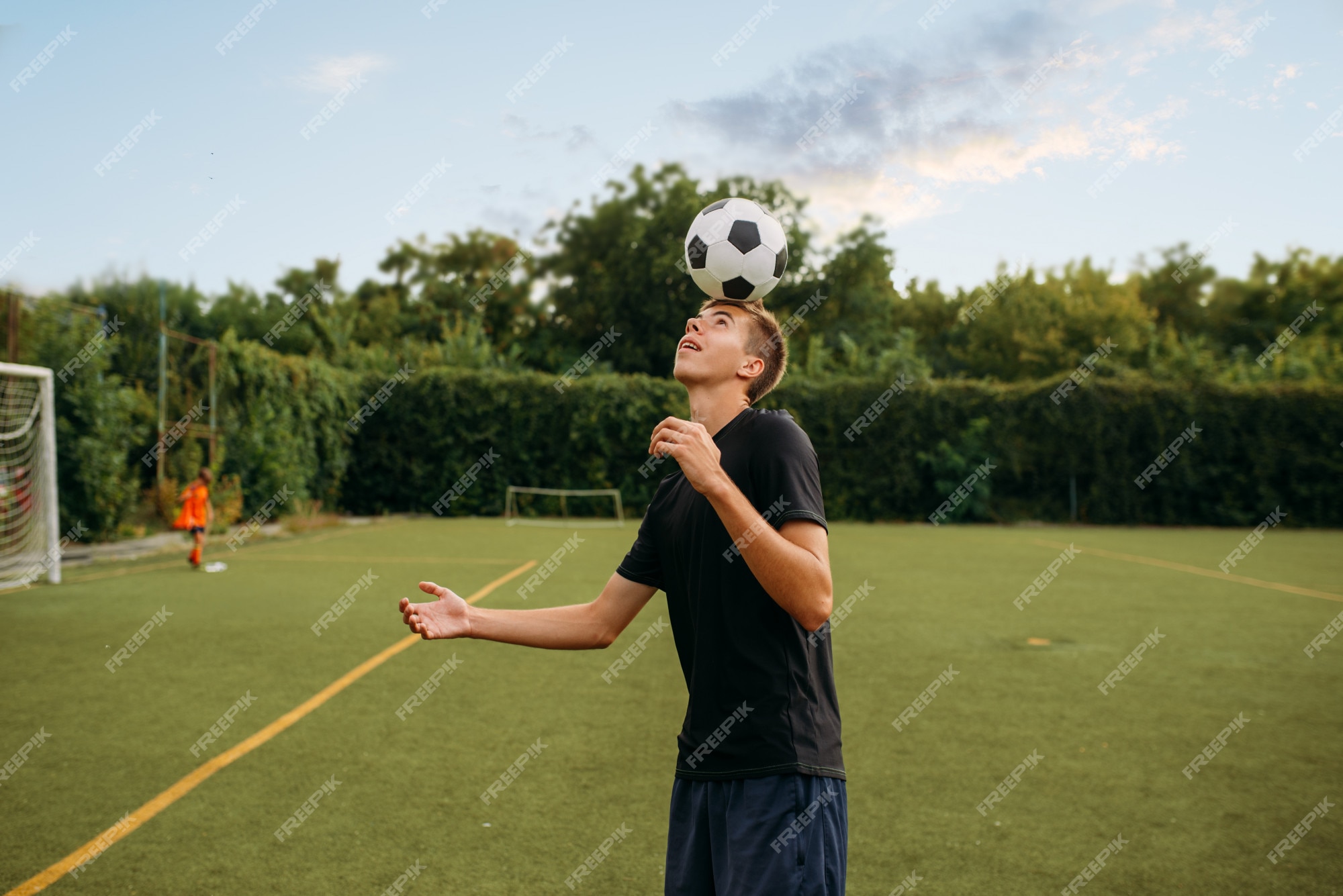 jogador de futebol jogando bola no estádio ao ar livre. 13946174