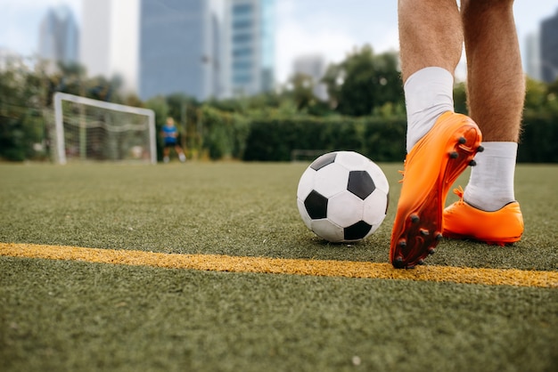 Bola de futebol online, jogador em campo no fundo. jogador de futebol no  estádio ao ar livre, treino antes do jogo, treino de futebol