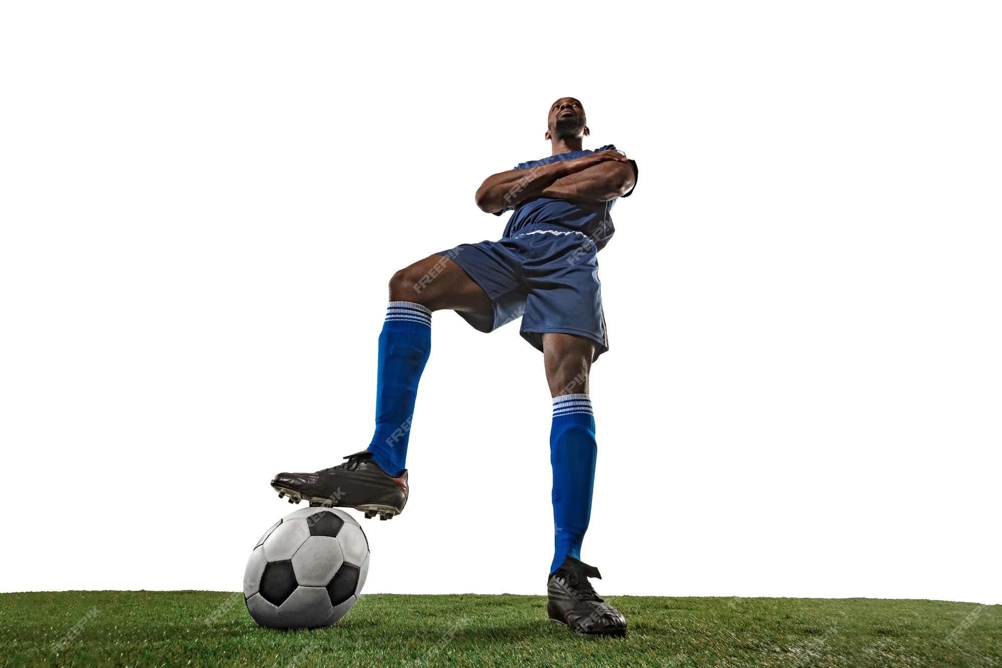 Jogador de futebol ou futebol na parede branca com grama. ângulo amplo.