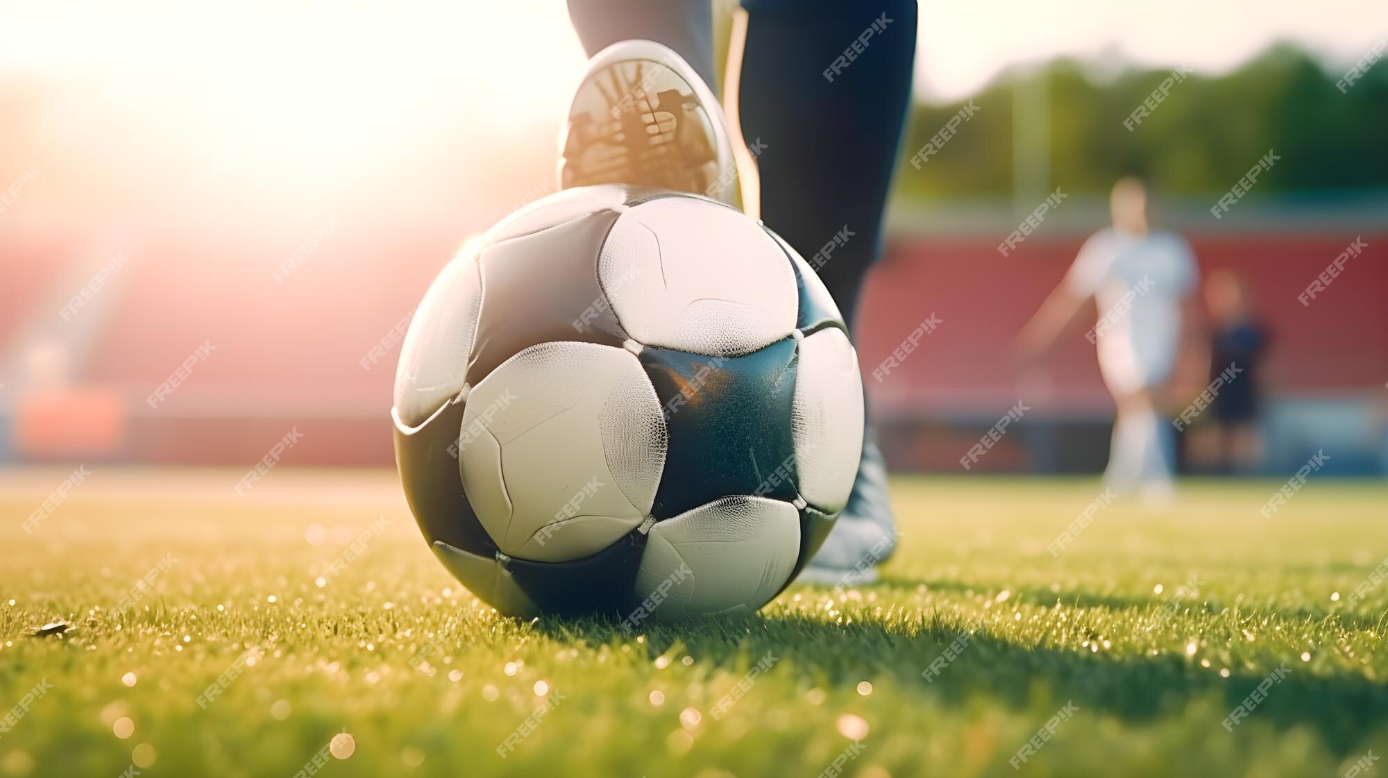 O Menino Do Jogador De Futebol Está Pisando Na Bola Na Sala Foto