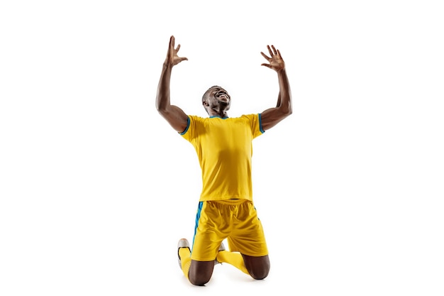 Jogador de futebol profissional de futebol americano africano como vencedor isolado no fundo branco do estúdio. a vitória, objetivo, vitória, celebração, conceito de emoções humanas felizes