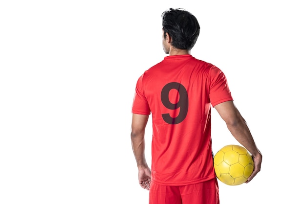 Jogador de futebol profissional em pose de uniforme de treinamento vermelho em um conceito de futebol de fundo branco Ativo