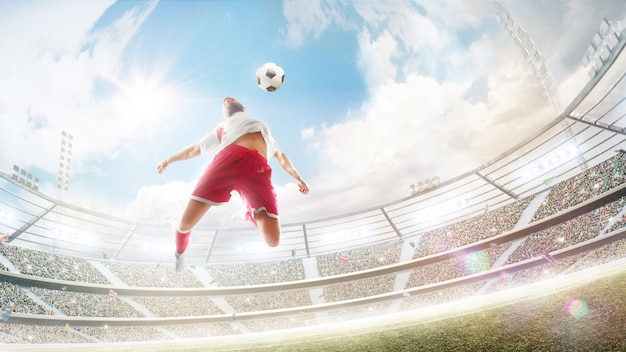 jogador de futebol pulando para acertar uma bola de futebol com o peito