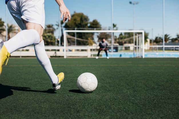 Foto jogador de futebol tiro no gol