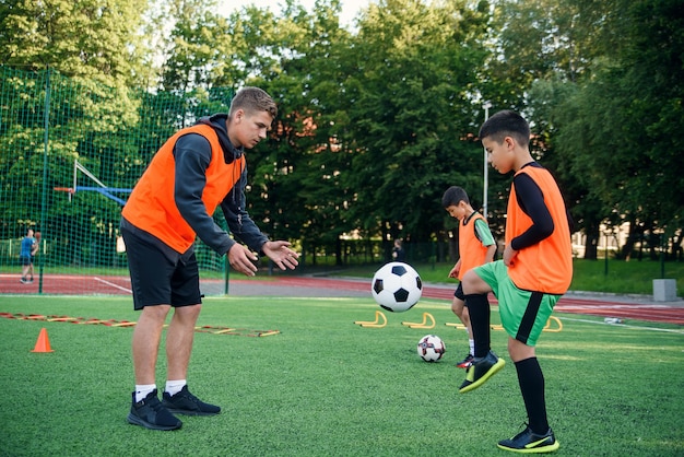 Jogador de futebol treinando com bola