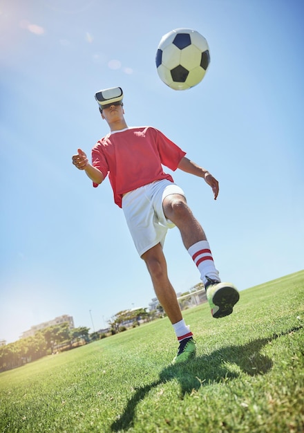 Jogador de futebol vr e futebol para chute com homem ao ar livre em campo ou parque ao sol Realidade virtual de jogo de futebol e metaverso para exercício de treinamento ou treino no verão com bola de futebol