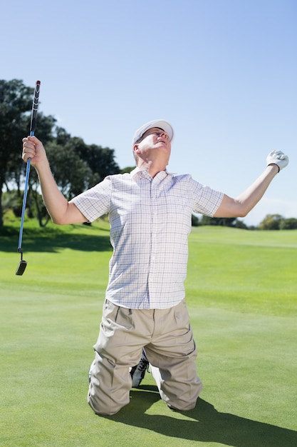 Jogador de golfe ajoelhado torcendo em colocar verde