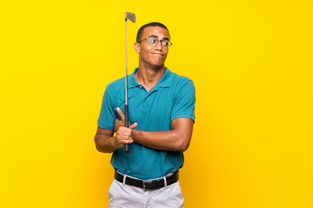 Jogador de golfe americano africano homem fazendo dúvidas gesto enquanto levanta os ombros