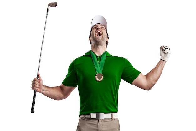 Jogador de golfe com camisa verde comemorando com medalha de ouro, sobre fundo branco.