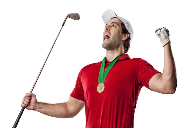 Jogador de golfe com camisa vermelha comemorando com medalha de ouro, em um espaço em branco.