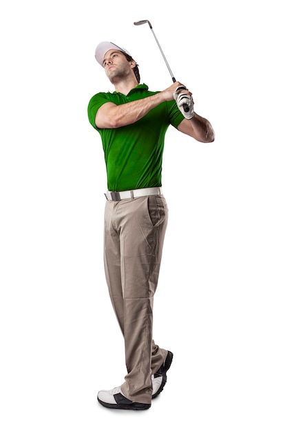 Jogador de golfe com uma camisa verde dando um swing, sobre um fundo branco.