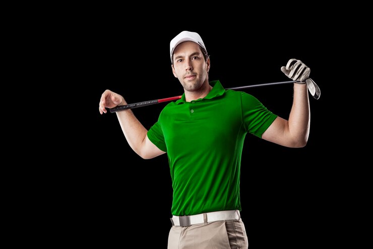 Foto jogador de golfe com uma camisa verde, sobre um fundo preto.