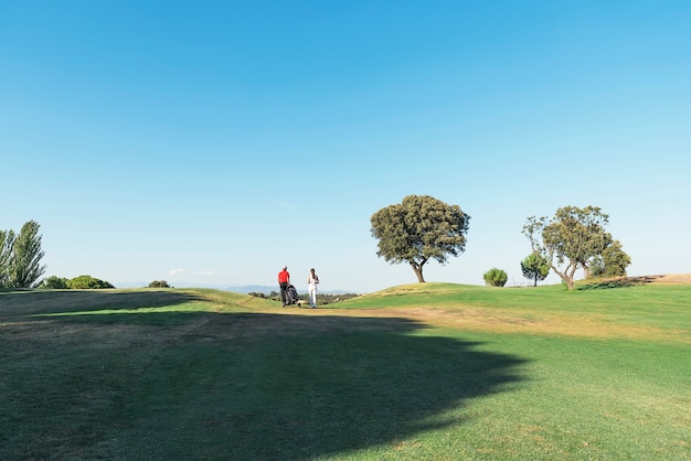 Jogador de golfe e Caddy jogando golfe. Conceito de golfe.