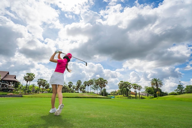 Jogador de golfe feminino jogando golfe no campo de golfe profissional