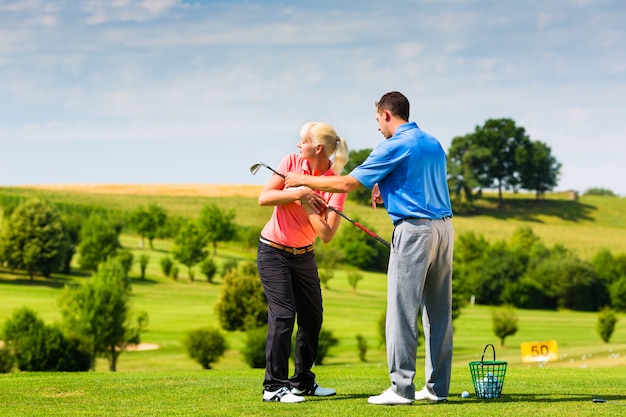 Jogador de golfe feminino jovem em curso