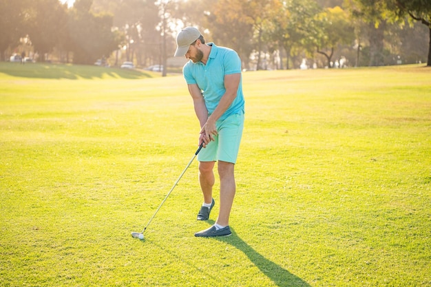 Jogador de golfe masculino ao ar livre do esporte profissional no campo de golfe profissional