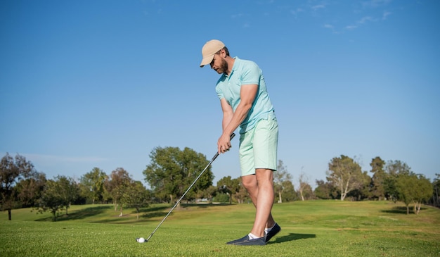 jogador de golfe masculino barbudo no curso profissional com grama verde, jogo de esporte.