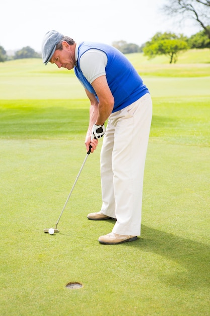 Jogador de golfe no putting green