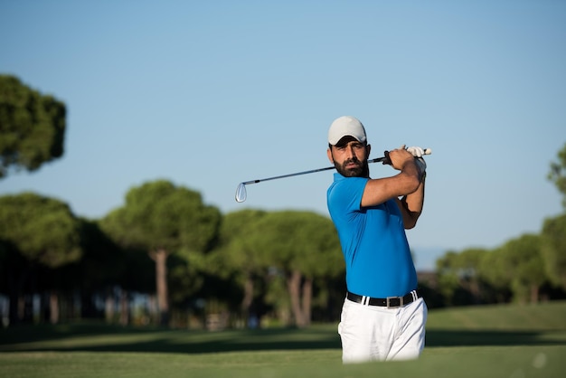 jogador de golfe profissional arremessou bola do bunker de areia no campo