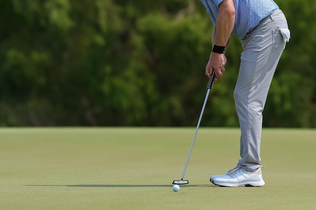 Jogador de golfe profissional batendo na bola