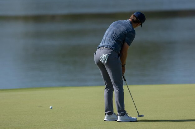 Jogador de golfe profissional batendo na bola