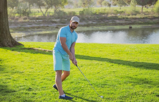 Jogador de golfe profissional no campo de golfe. Golfista tomando um tiro.