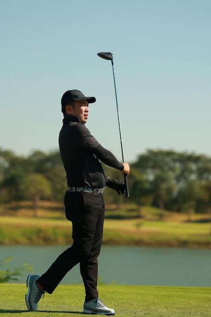 Foto jogador de golfe profissional no campo de golfe pro golfer tomando um tiro