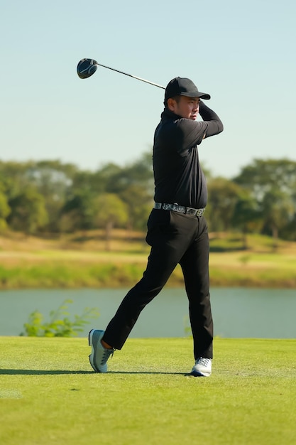 Foto jogador de golfe profissional no campo de golfe pro golfer tomando um tiro