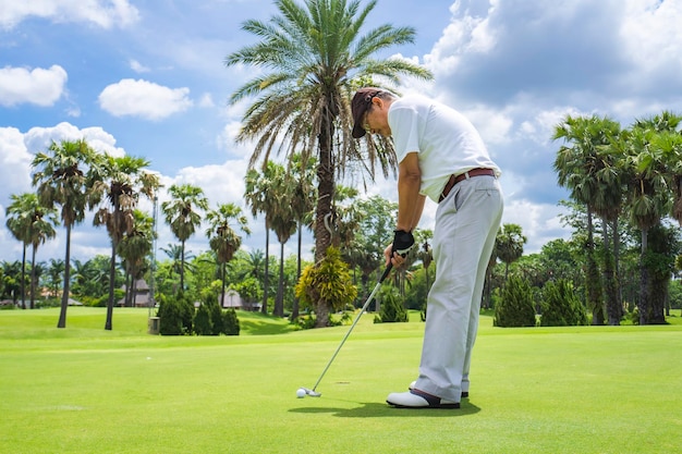 Jogador de golfe sênior jogando golfe no campo de golfe profissional