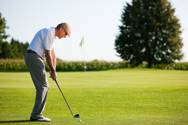 Jogador de golfe sênior no verão