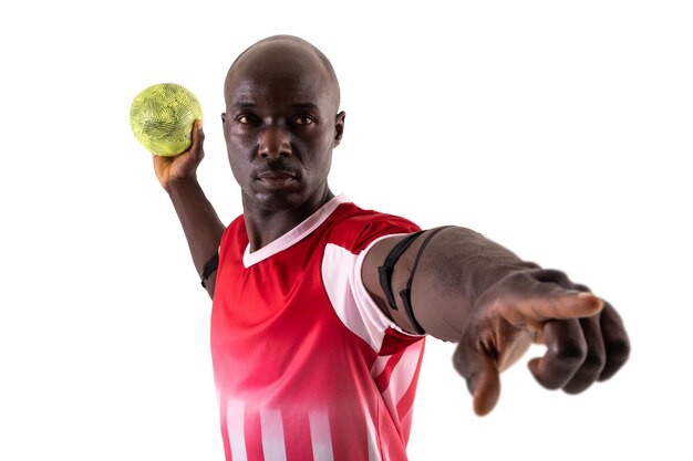 Jogador de handebol afro-americano de confidência jogando bola contra fundo branco