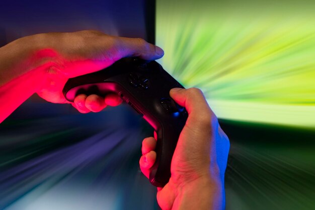 Jogador de jogador com joystick para jogar um jogo online digital streaming de jogos esports tecnologia de desafio para entretenimento