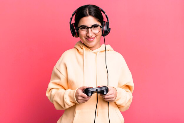 Jogador de jogos de mulher bastante hispânica com fone de ouvido e um conceito de controle