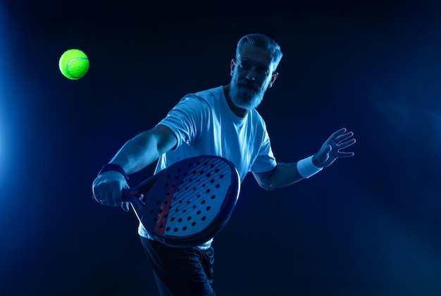 Jogador de padel em turnê aberta isolado em fundo branco Atleta homem com raquete de padel e bola Conceito esportivo Baixe uma foto de alta qualidade para anúncios esportivos em histórias ou curtas de mídia social