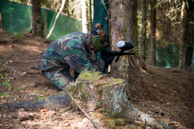 Jogador de paintball deitado