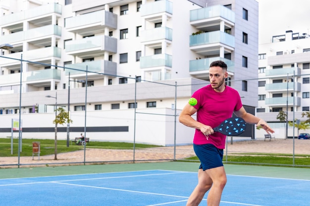 Foto jogador de pickleball urbano em ação