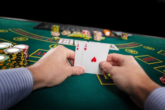 Jogador de pôquer com duas cartas de ases