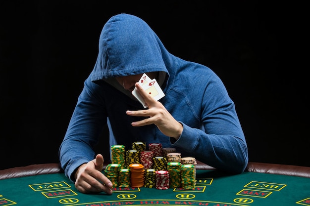 Jogador de pôquer mostrando um par de ases