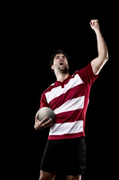 Foto jogador de rugby com uniforme vermelho. parede preta