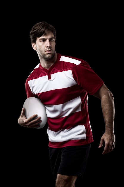 Jogador de rugby com uniforme vermelho.