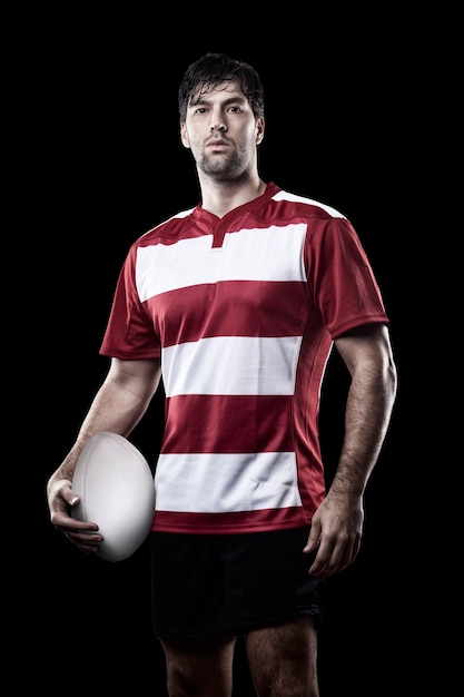 Jogador de rugby com uniforme vermelho.