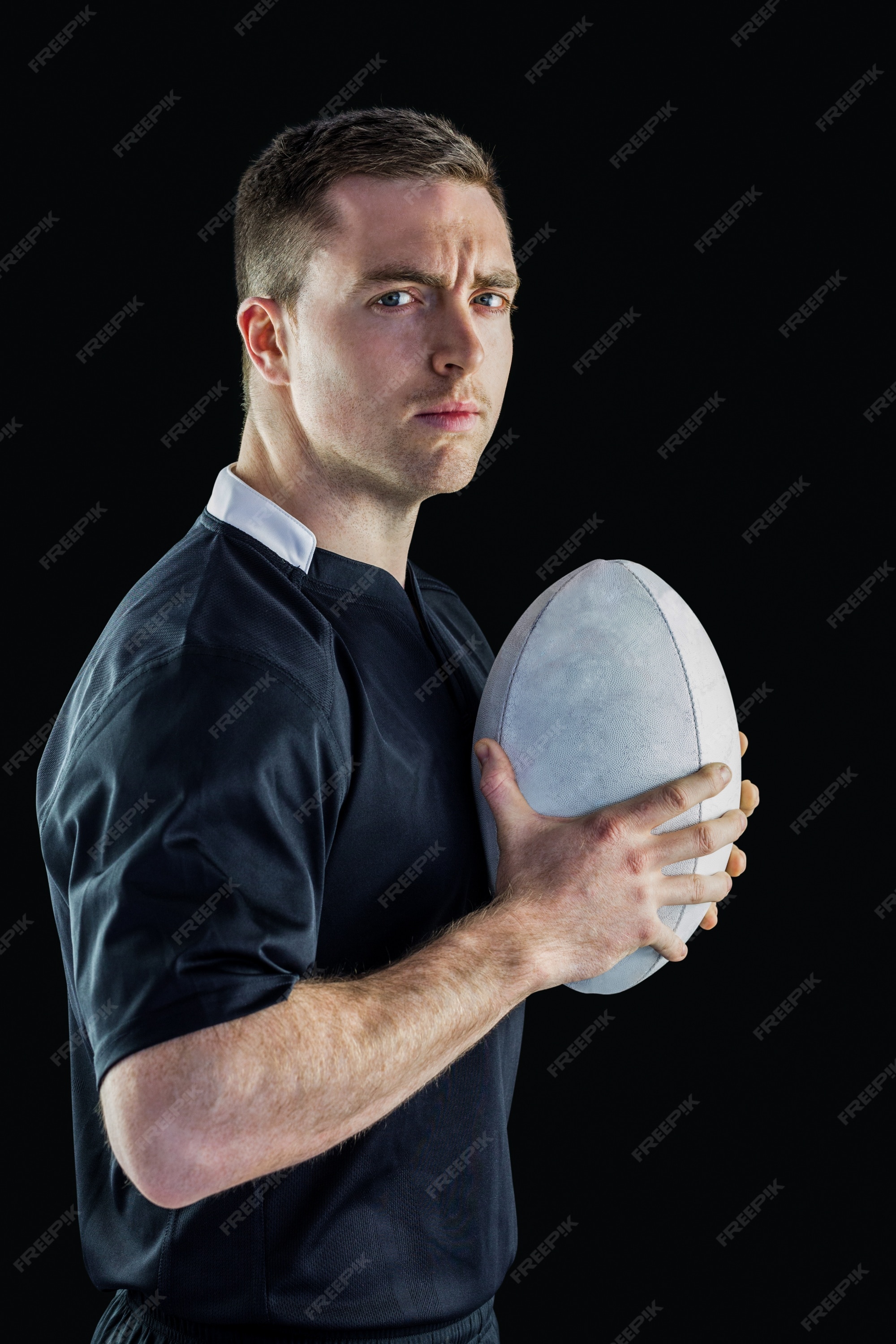 Jogador de rugby segurando uma bola de rugby