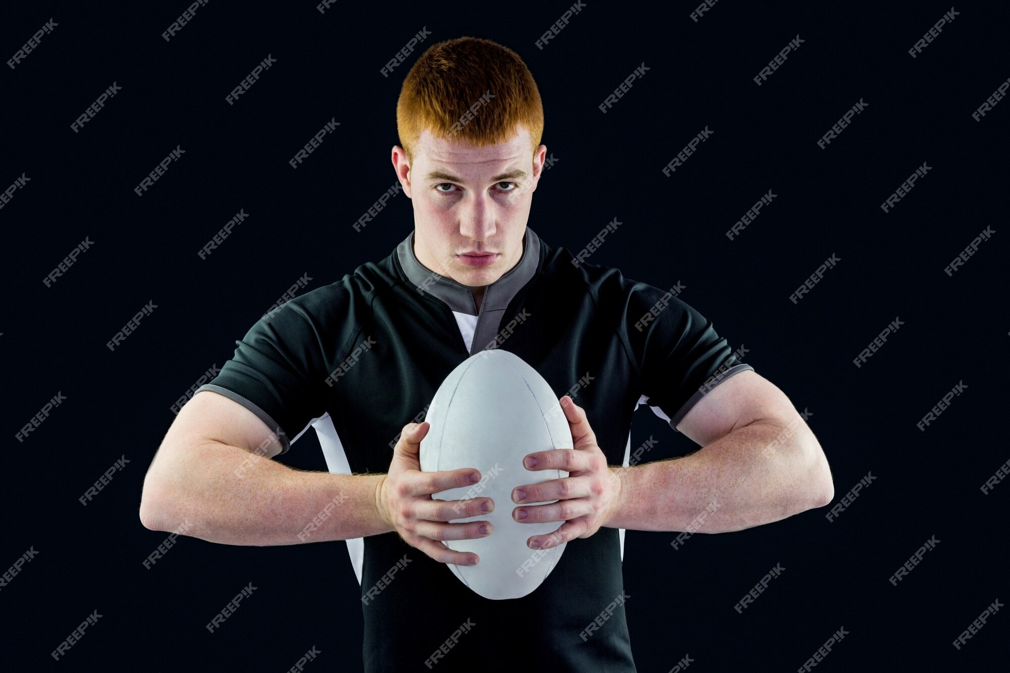 Jogador de rugby segurando uma bola de rugby