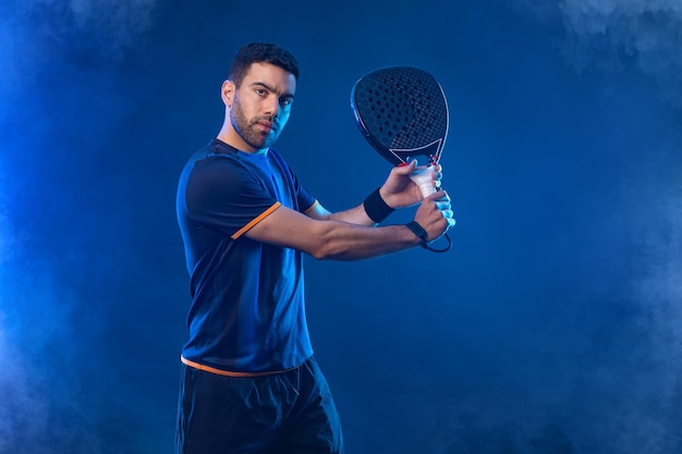 Jogador de tênis de padel homem atleta com raquete de tênis de padel em fundo de néon conceito de esporte baixar um