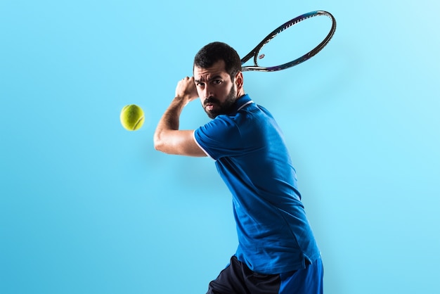 Jogador de tênis em fundo colorido
