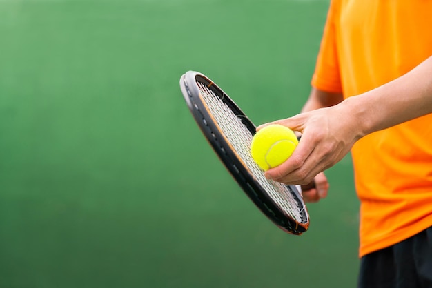 Jogador de tênis joga esporte de tênis acertando bola de tênis com raquete de tênis na quadra de tênis em torneio