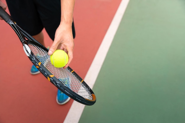 Jogador de tênis joga esporte de tênis acertando bola de tênis com raquete de tênis na quadra de tênis em torneio