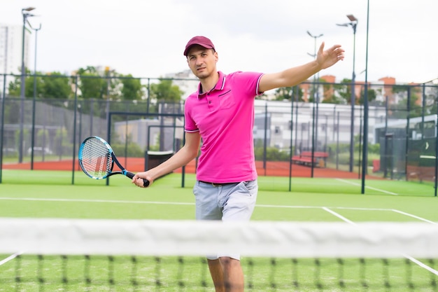 Jogador de tênis masculino na quadra de tênis