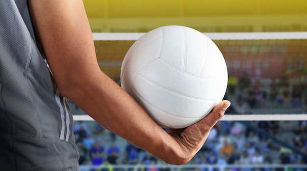 Jogador de voleibol com bola na quadra de vôlei